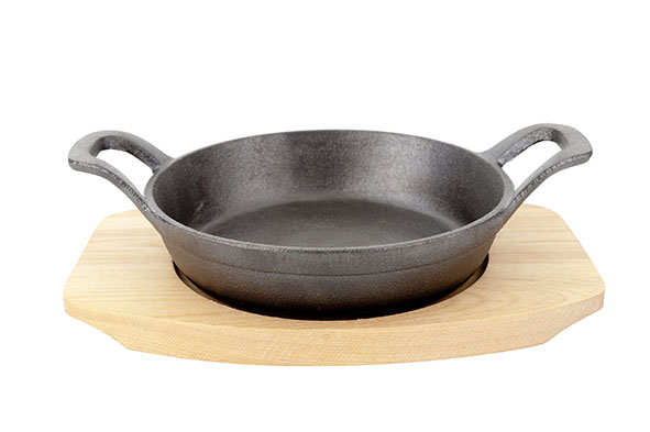 Gietijzeren gratinschotel op houten plankje Ø 15 cm