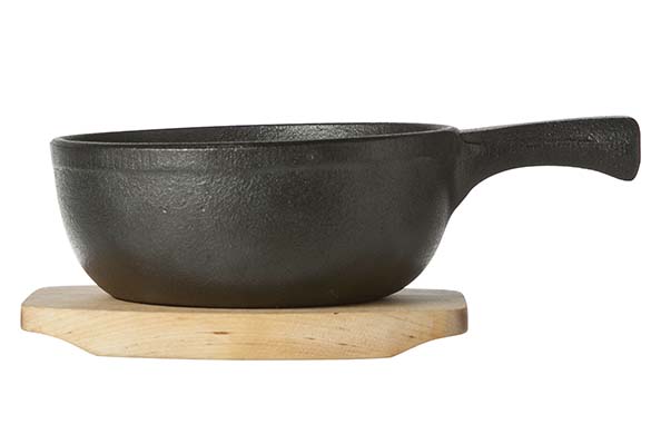 Gietijzeren gratinschaal op houten plank, zwart geëmailleerd, 500 ml