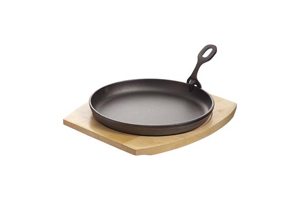 Gietijzeren bord 22 cm op plankje met afneembaar handvat