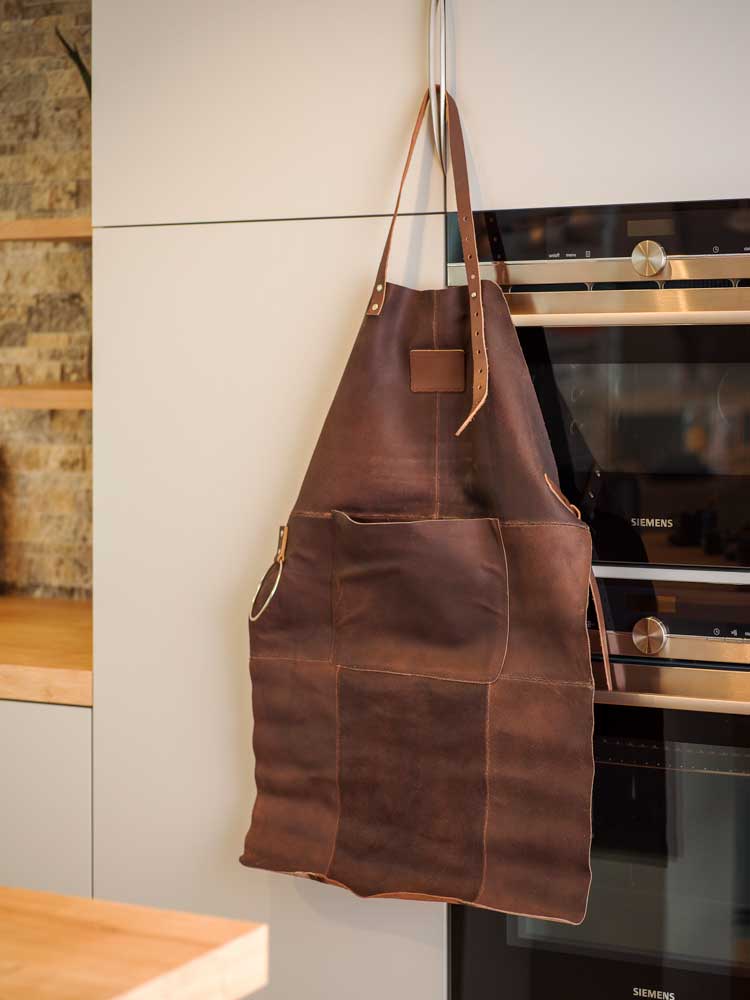 Schort donkerbruin leder 87 x 61 cm