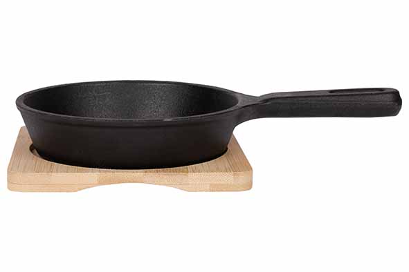 Gratinschotel gietijzer Ø 12,5 cm op plankje